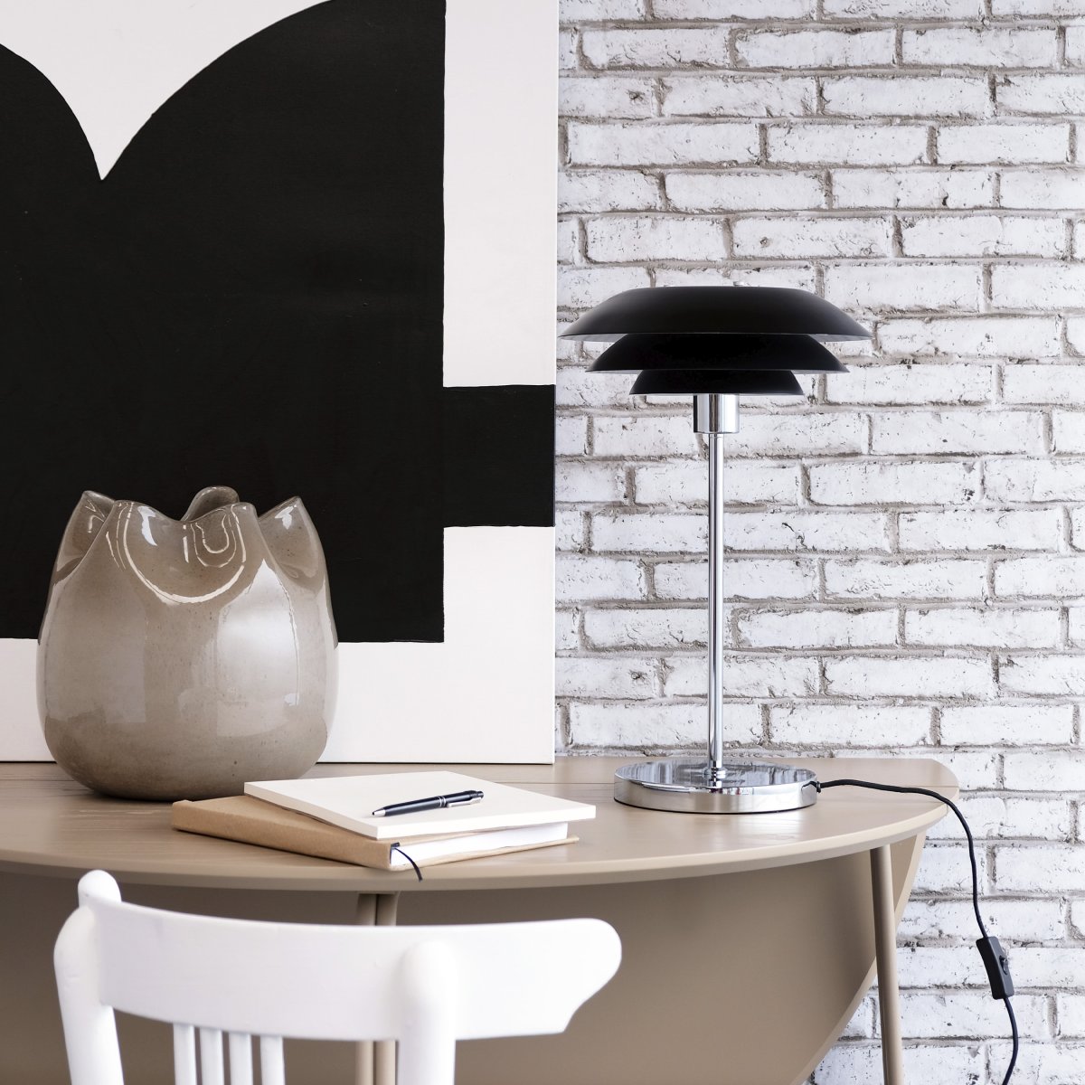 DL31 50cm Noir lampe de table De Dyberg Larsen - La lampe de table est classique et dramatique en noir combin&eacute; avec du m&eacute;tal chrom&eacute;, parfaite pour un coin sombre de la maison, dans la fen&ecirc;tre ou comme d&eacute;tail d'ameublement &eacute;l&eacute;gant en soi.