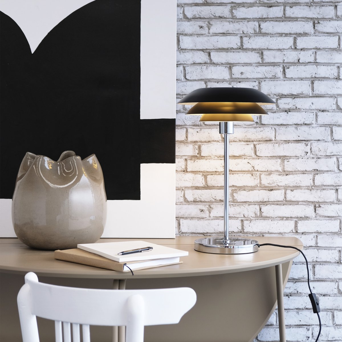 DL31 50cm Noir lampe de table De Dyberg Larsen - La lampe de table est classique et dramatique en noir combin&eacute; avec du m&eacute;tal chrom&eacute;, parfaite pour un coin sombre de la maison, dans la fen&ecirc;tre ou comme d&eacute;tail d'ameublement &eacute;l&eacute;gant en soi.
