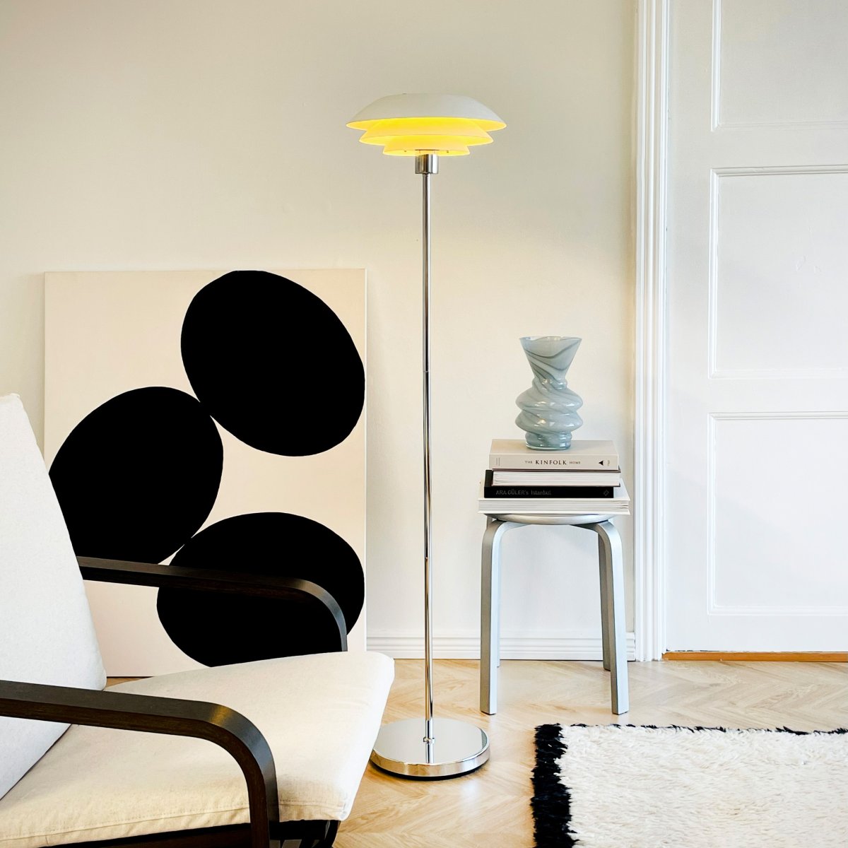 DL31 Blanc lampadaire De Dyberg Larsen - Le lampadaire est classique et &eacute;l&eacute;gant en blanc combin&eacute; avec du m&eacute;tal chrom&eacute;, parfait pour un coin sombre de la maison, &agrave; c&ocirc;t&eacute; du canap&eacute; ou comme d&eacute;tail d'ameublement &eacute;l&eacute;gant en soi.