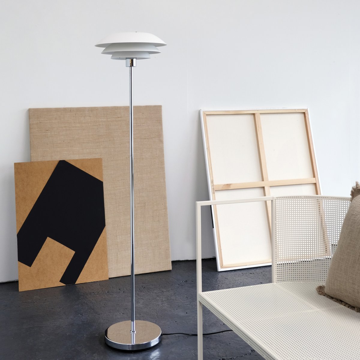 DL31 Blanc lampadaire De Dyberg Larsen - Le lampadaire est classique et &eacute;l&eacute;gant en blanc combin&eacute; avec du m&eacute;tal chrom&eacute;, parfait pour un coin sombre de la maison, &agrave; c&ocirc;t&eacute; du canap&eacute; ou comme d&eacute;tail d'ameublement &eacute;l&eacute;gant en soi.