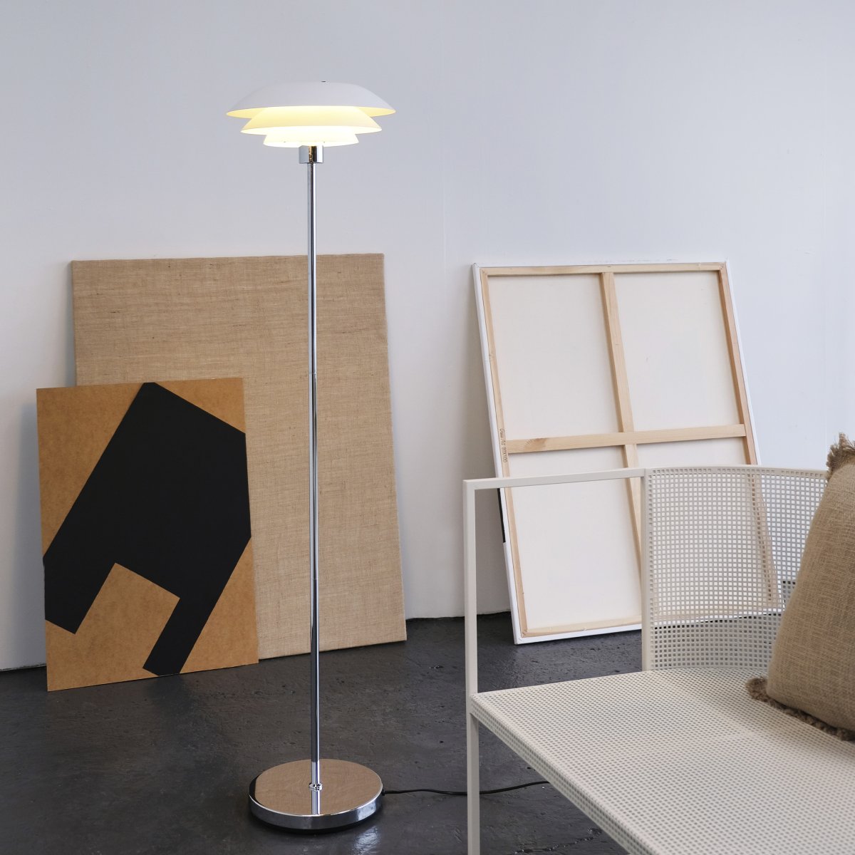 DL31 Blanc lampadaire De Dyberg Larsen - Le lampadaire est classique et &eacute;l&eacute;gant en blanc combin&eacute; avec du m&eacute;tal chrom&eacute;, parfait pour un coin sombre de la maison, &agrave; c&ocirc;t&eacute; du canap&eacute; ou comme d&eacute;tail d'ameublement &eacute;l&eacute;gant en soi.