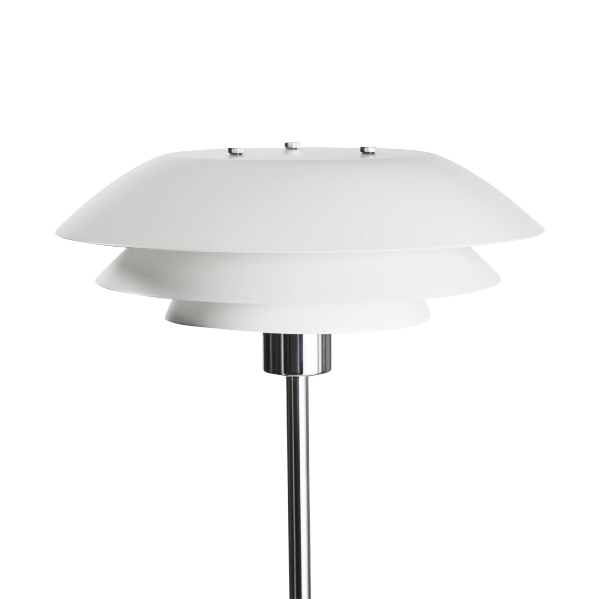 DL31 Blanc lampadaire De Dyberg Larsen - Le lampadaire est classique et &eacute;l&eacute;gant en blanc combin&eacute; avec du m&eacute;tal chrom&eacute;, parfait pour un coin sombre de la maison, &agrave; c&ocirc;t&eacute; du canap&eacute; ou comme d&eacute;tail d'ameublement &eacute;l&eacute;gant en soi.