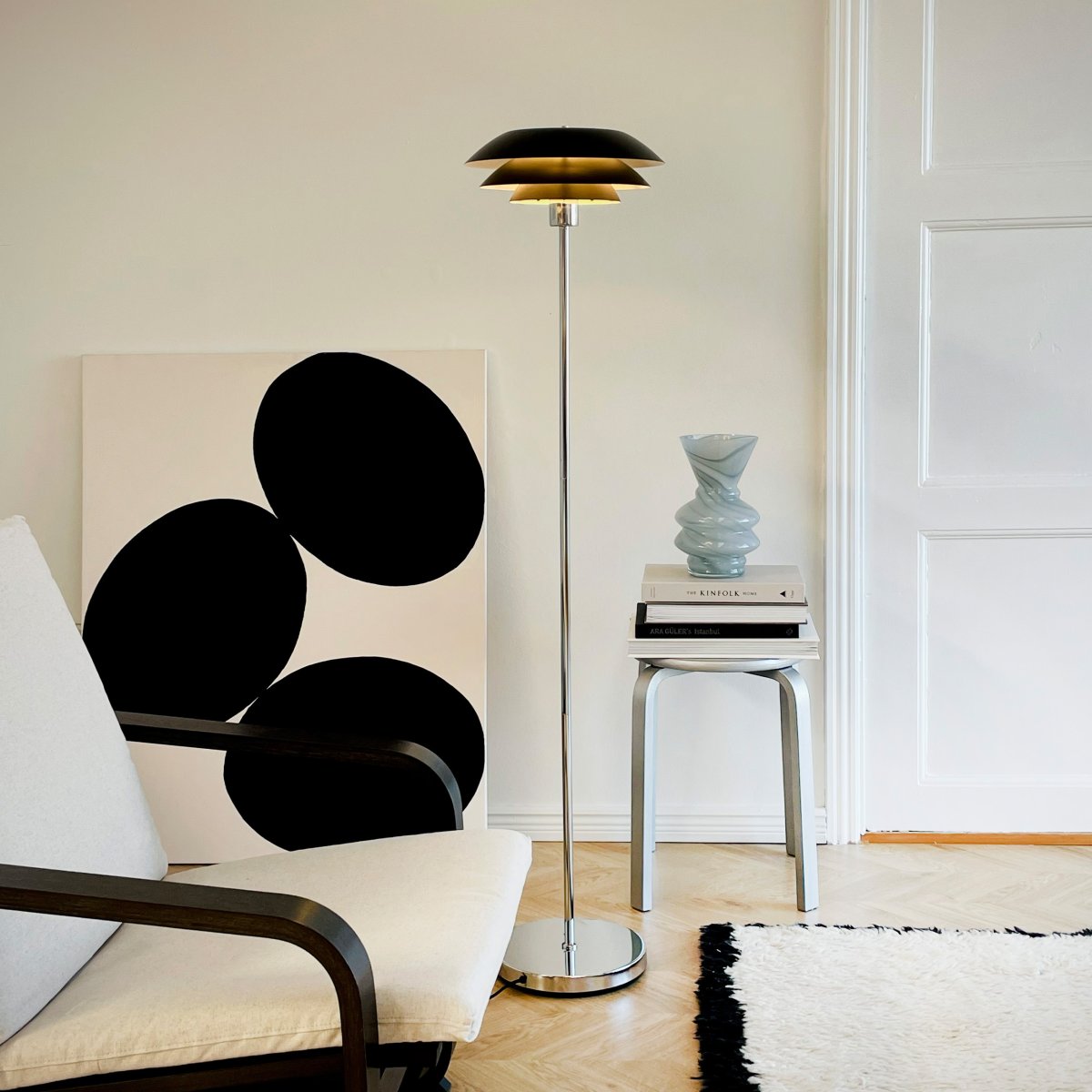 DL31 Noir lampadaire De Dyberg Larsen - Le lampadaire est classique et dramatique en noir combin&eacute; avec du m&eacute;tal chrom&eacute;, parfait pour un coin sombre de la maison, &agrave; c&ocirc;t&eacute; du canap&eacute; ou comme un d&eacute;tail d'ameublement &eacute;l&eacute;gant &agrave; part enti&egrave;re.