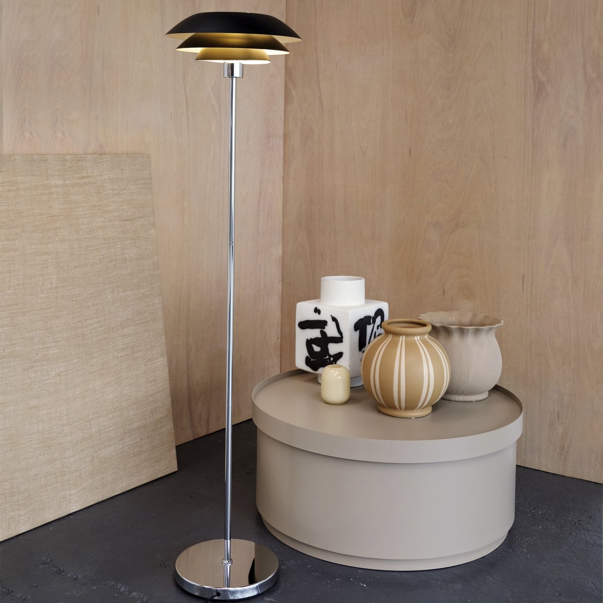 DL31 Noir lampadaire De Dyberg Larsen - Le lampadaire est classique et dramatique en noir combin&eacute; avec du m&eacute;tal chrom&eacute;, parfait pour un coin sombre de la maison, &agrave; c&ocirc;t&eacute; du canap&eacute; ou comme un d&eacute;tail d'ameublement &eacute;l&eacute;gant &agrave; part enti&egrave;re.