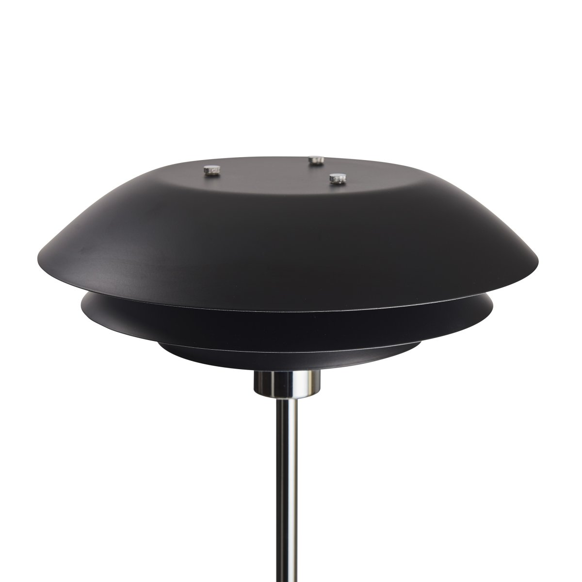 DL31 Noir lampadaire De Dyberg Larsen - Le lampadaire est classique et dramatique en noir combin&eacute; avec du m&eacute;tal chrom&eacute;, parfait pour un coin sombre de la maison, &agrave; c&ocirc;t&eacute; du canap&eacute; ou comme un d&eacute;tail d'ameublement &eacute;l&eacute;gant &agrave; part enti&egrave;re.