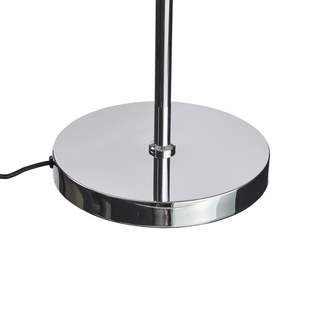DL31 Noir lampadaire De Dyberg Larsen - Le lampadaire est classique et dramatique en noir combin&eacute; avec du m&eacute;tal chrom&eacute;, parfait pour un coin sombre de la maison, &agrave; c&ocirc;t&eacute; du canap&eacute; ou comme un d&eacute;tail d'ameublement &eacute;l&eacute;gant &agrave; part enti&egrave;re.