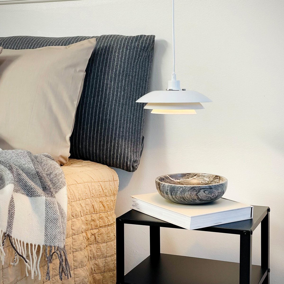 DL20 Ø20 Blanc suspension De Dyberg Larsen - Avec leurs trois abat-jour, les lampes ont la m&ecirc;me expression simple et classique, mais avec un diam&egrave;tre de 20 cm, elles sont faciles &agrave; installer et s'int&egrave;grent dans diff&eacute;rents environnements.
