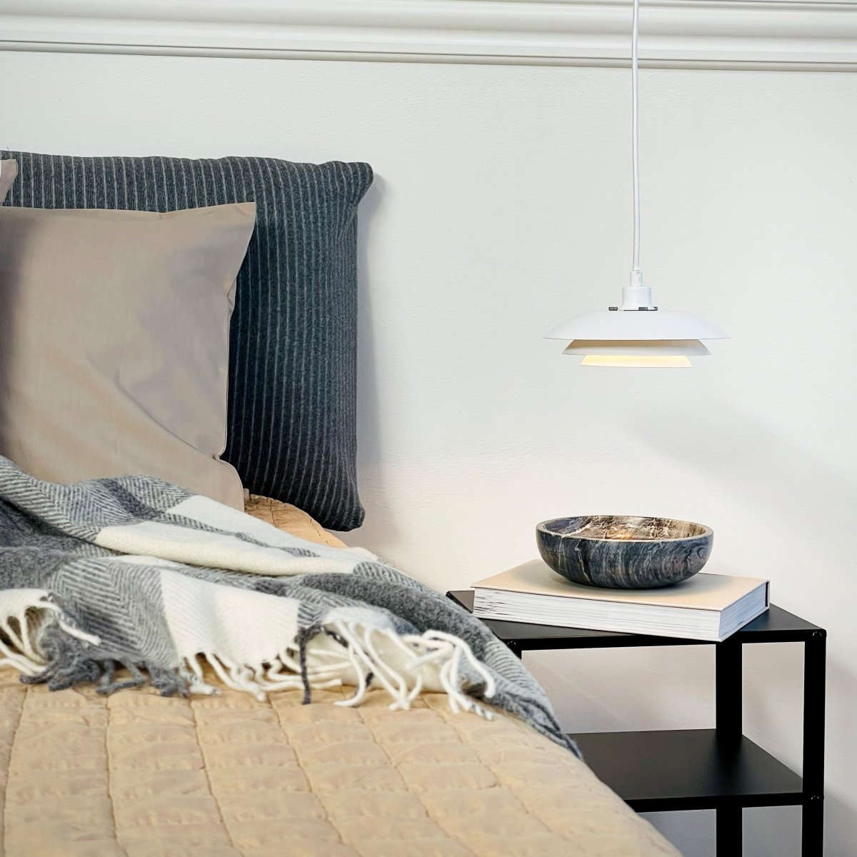 DL20 Ø20 Blanc suspension De Dyberg Larsen - Avec leurs trois abat-jour, les lampes ont la m&ecirc;me expression simple et classique, mais avec un diam&egrave;tre de 20 cm, elles sont faciles &agrave; installer et s'int&egrave;grent dans diff&eacute;rents environnements.
