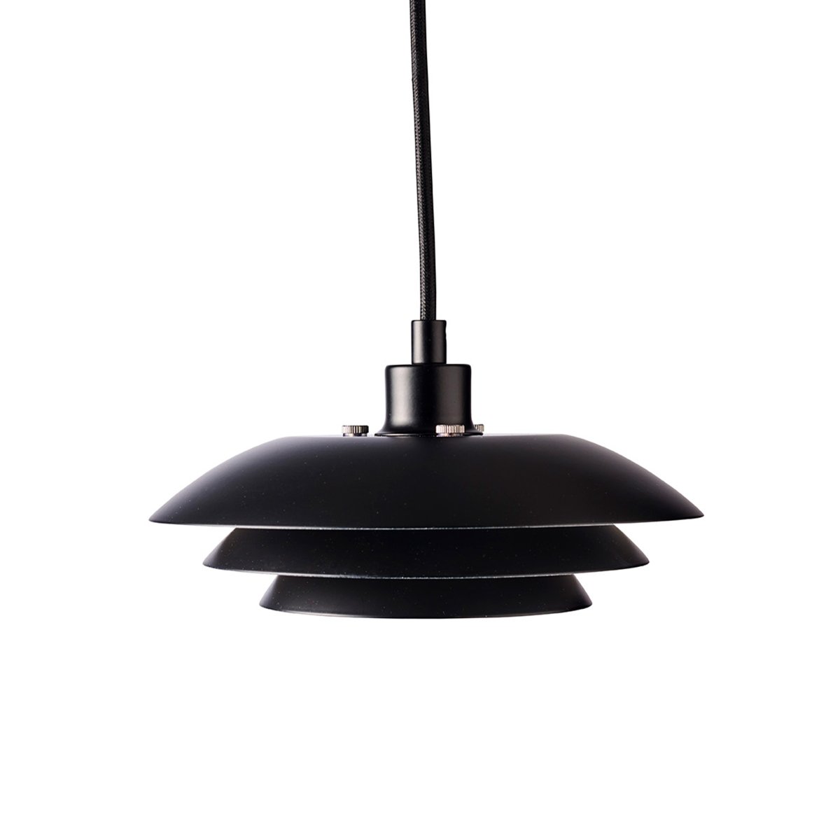 DL20 Ø20 Noir suspension De Dyberg Larsen - Avec leurs trois abat-jour, les lampes ont la m&ecirc;me expression simple et classique, mais avec un diam&egrave;tre de 20 cm, elles sont faciles &agrave; installer et s'int&egrave;grent dans diff&eacute;rents environnements.