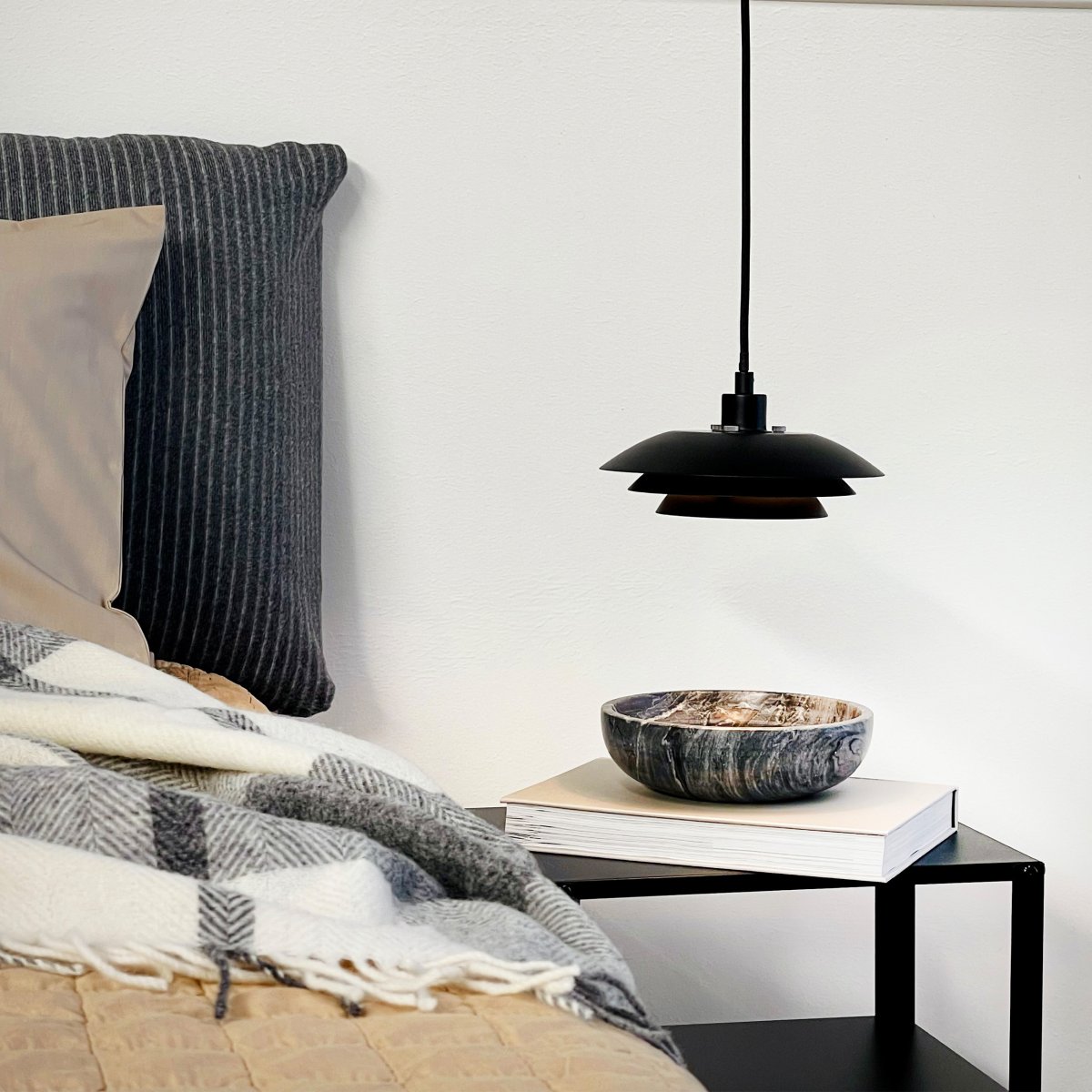 DL20 Ø20 Noir suspension De Dyberg Larsen - Avec leurs trois abat-jour, les lampes ont la m&ecirc;me expression simple et classique, mais avec un diam&egrave;tre de 20 cm, elles sont faciles &agrave; installer et s'int&egrave;grent dans diff&eacute;rents environnements.