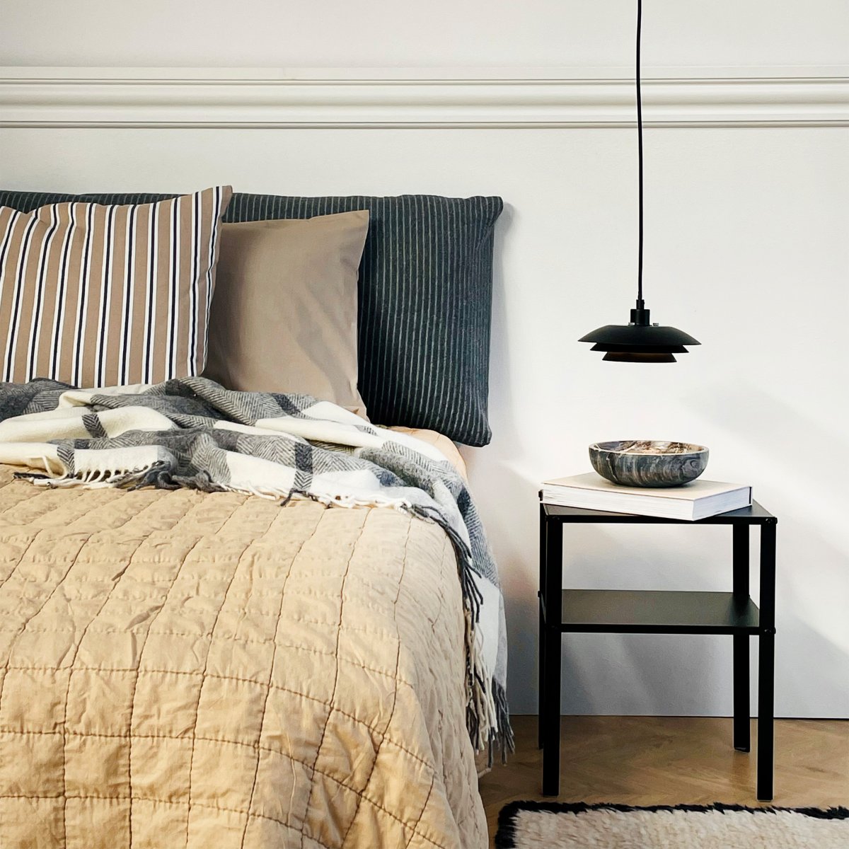 DL20 Ø20 Noir suspension De Dyberg Larsen - Avec leurs trois abat-jour, les lampes ont la m&ecirc;me expression simple et classique, mais avec un diam&egrave;tre de 20 cm, elles sont faciles &agrave; installer et s'int&egrave;grent dans diff&eacute;rents environnements.
