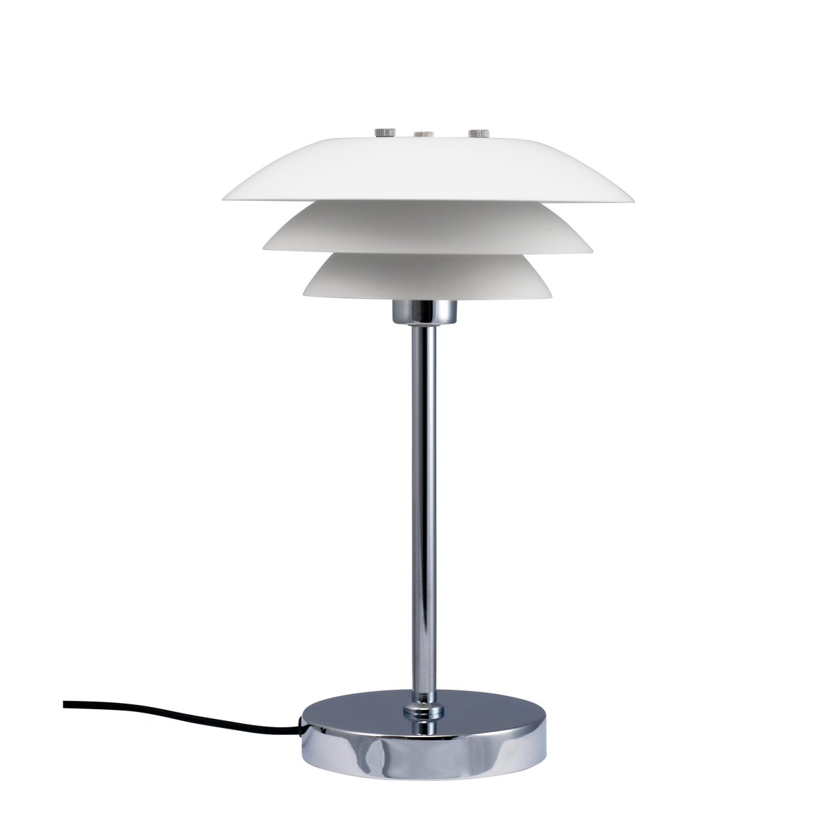 DL20 30cm Blanc lampe de table De Dyberg Larsen - La lampe de table DL20 avec base en m&eacute;tal chrom&eacute; et abat-jour en m&eacute;tal blanc est une lampe &eacute;l&eacute;gante qui s'int&egrave;gre parfaitement.
