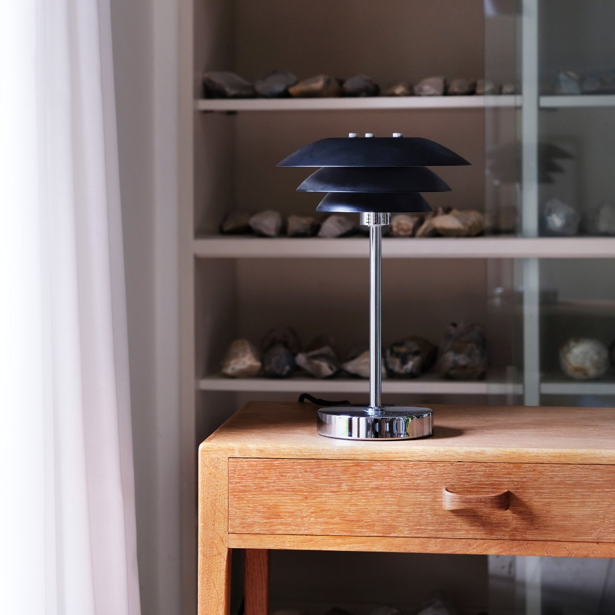 DL20 30cm Noir lampe de table De Dyberg Larsen - La lampe de table DL20 avec base en m&eacute;tal chrom&eacute; et abat-jour en m&eacute;tal noir est une lampe &eacute;l&eacute;gante qui s'int&egrave;gre parfaitement.