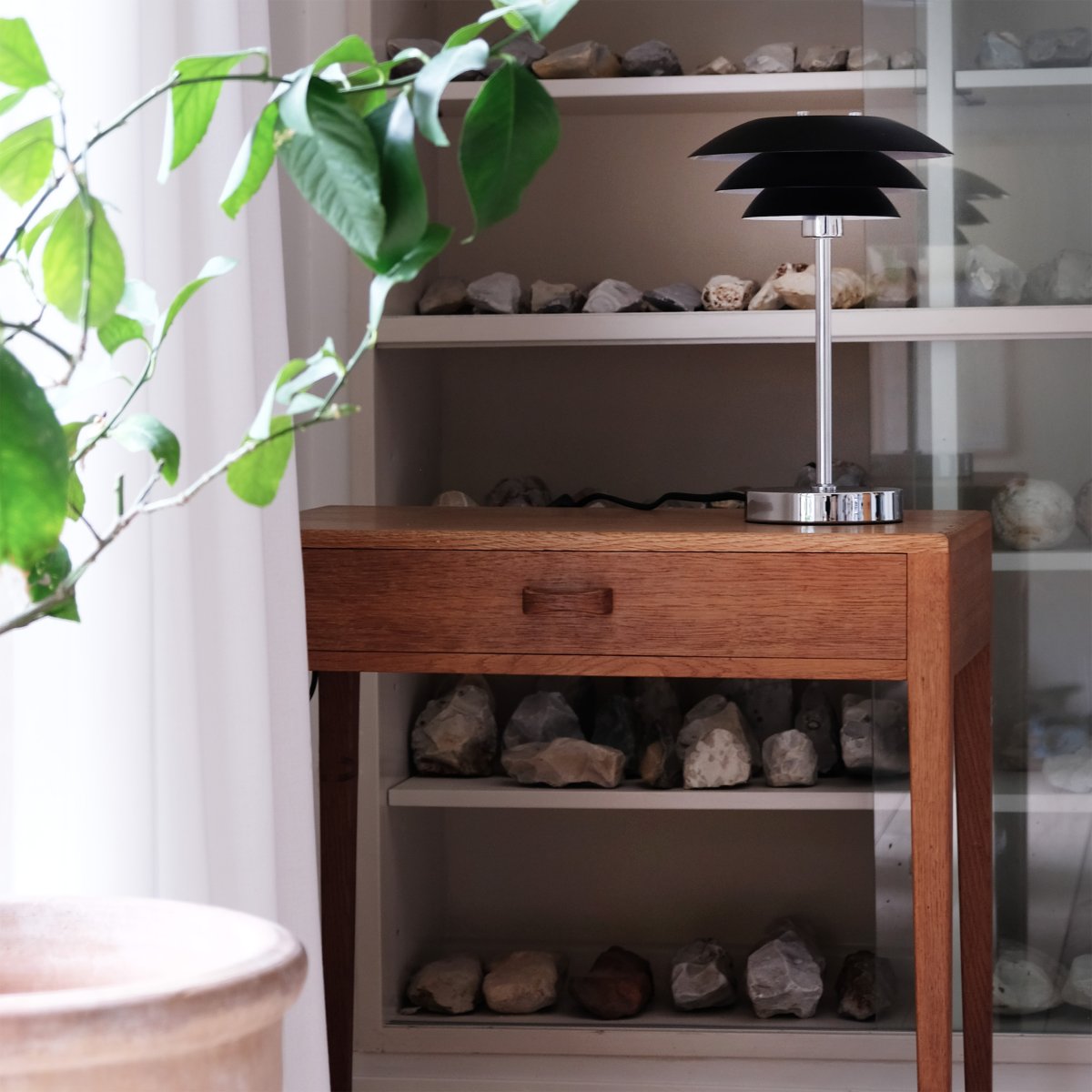 DL20 30cm Noir lampe de table De Dyberg Larsen - La lampe de table DL20 avec base en m&eacute;tal chrom&eacute; et abat-jour en m&eacute;tal noir est une lampe &eacute;l&eacute;gante qui s'int&egrave;gre parfaitement.