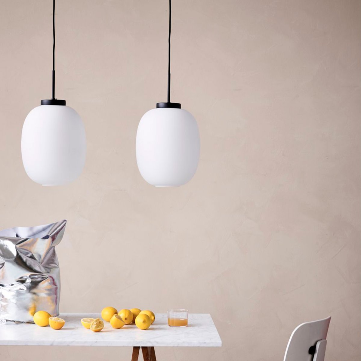 DL39 Ø25 Noir suspension De Dyberg Larsen - La forme ronde et douce de la lampe la rend polyvalente et parfaite pour le couloir, le salon, la cuisine ou comme éclairage doux dans une pièce centrale.