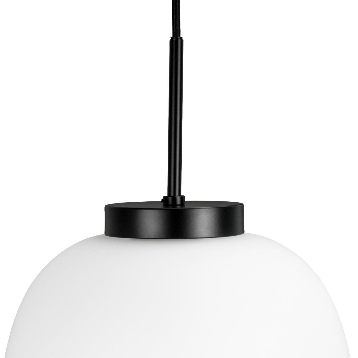 DL39 Ø25 Noir suspension De Dyberg Larsen - La forme ronde et douce de la lampe la rend polyvalente et parfaite pour le couloir, le salon, la cuisine ou comme éclairage doux dans une pièce centrale.