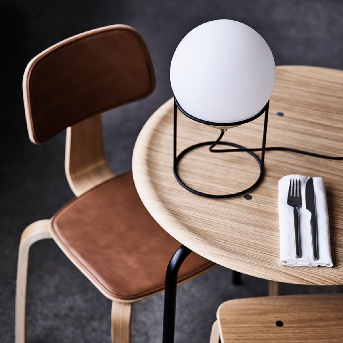 Moon 35cm Noir lampe de table De Dyberg Larsen - Inspirée de la belle lune, la lampe lune ajoute une atmosphère unique à votre maison.