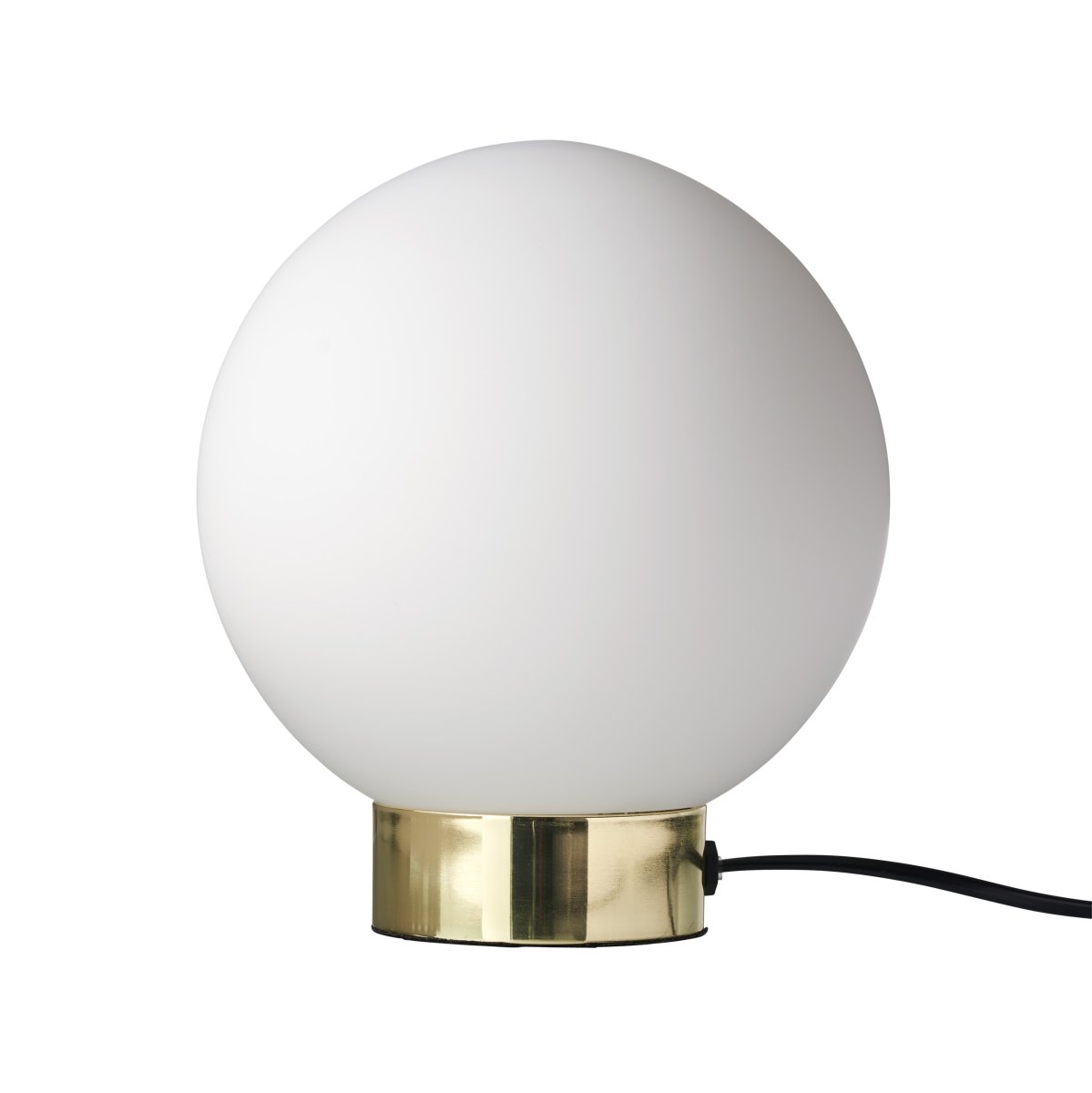 Barcelona 23cm Laiton lampe de table De Dyberg Larsen - Barcelona est une lampe simple et élégante avec une base en laiton poli et un globe en verre opale dépoli qui diffuse une lumière agréable dans l'environnement.