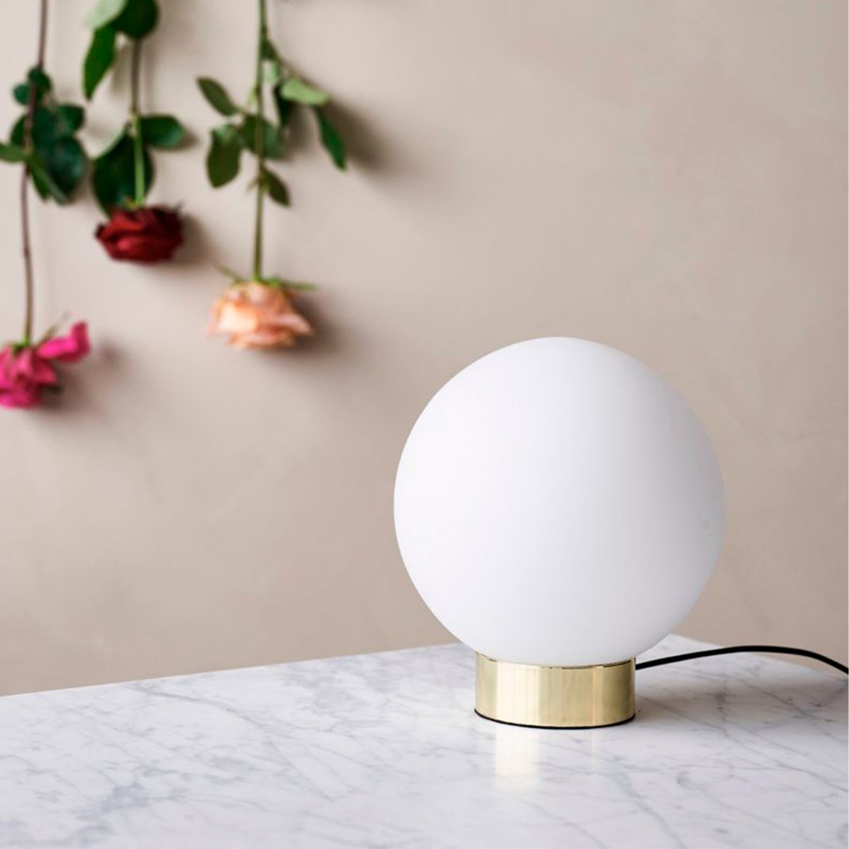 Barcelona 23cm Laiton lampe de table De Dyberg Larsen - Barcelona est une lampe simple et élégante avec une base en laiton poli et un globe en verre opale dépoli qui diffuse une lumière agréable dans l'environnement.