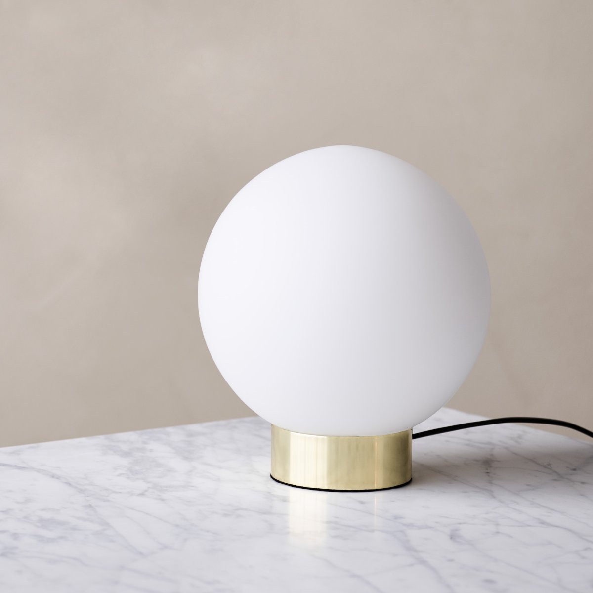 Barcelona 23cm Laiton lampe de table De Dyberg Larsen - Barcelona est une lampe simple et élégante avec une base en laiton poli et un globe en verre opale dépoli qui diffuse une lumière agréable dans l'environnement.