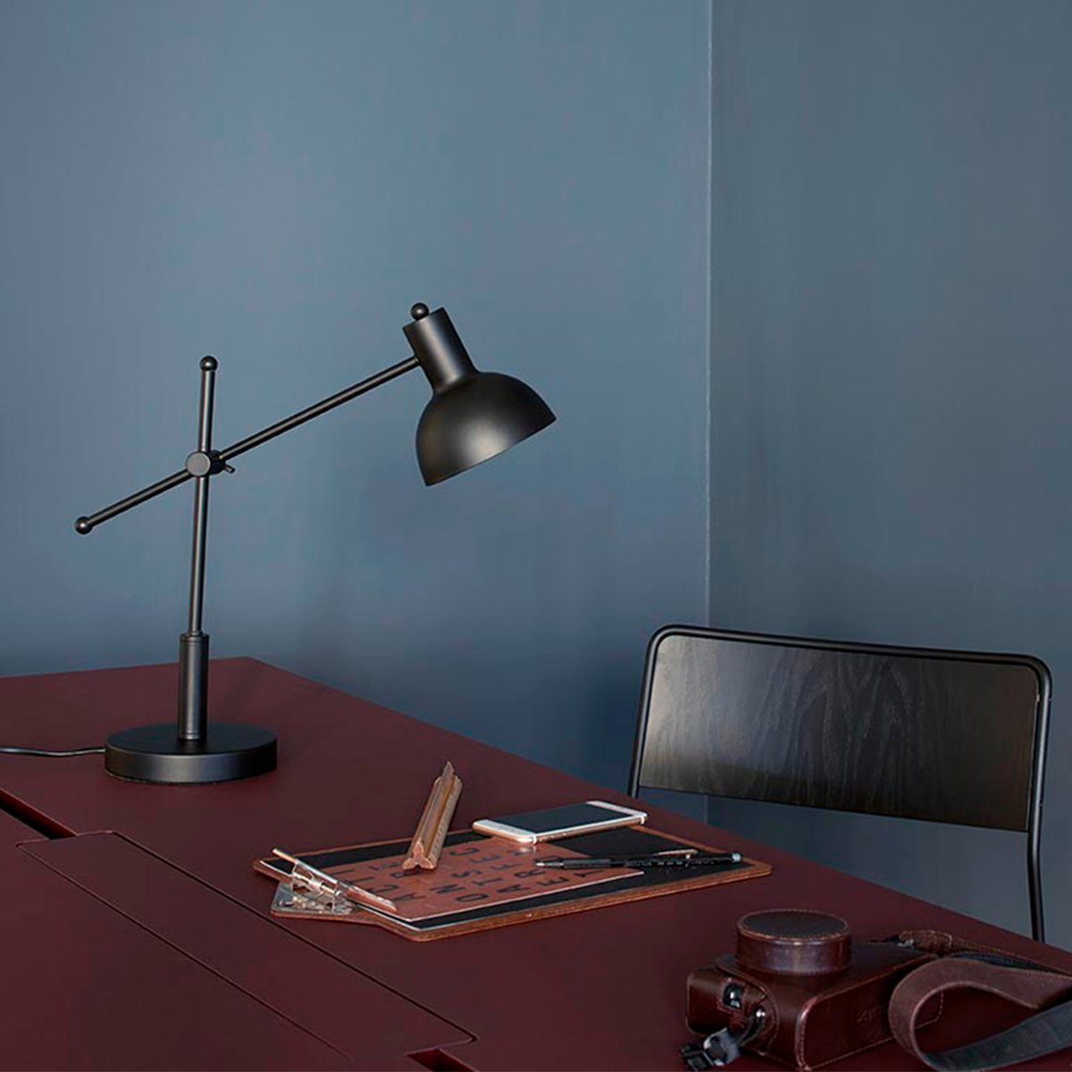 London 42cm Noir lampe de bureau De Dyberg Larsen - La lampe de bureau London a un design classique et sophistiqué avec une touche moderne.