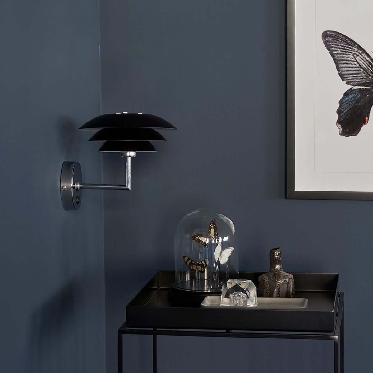 DL20 Noir applique murale De Dyberg Larsen - L'applique murale DL20 a un design classique et simple avec trois abat-jour qui créent une lumière belle et sans éblouissement.