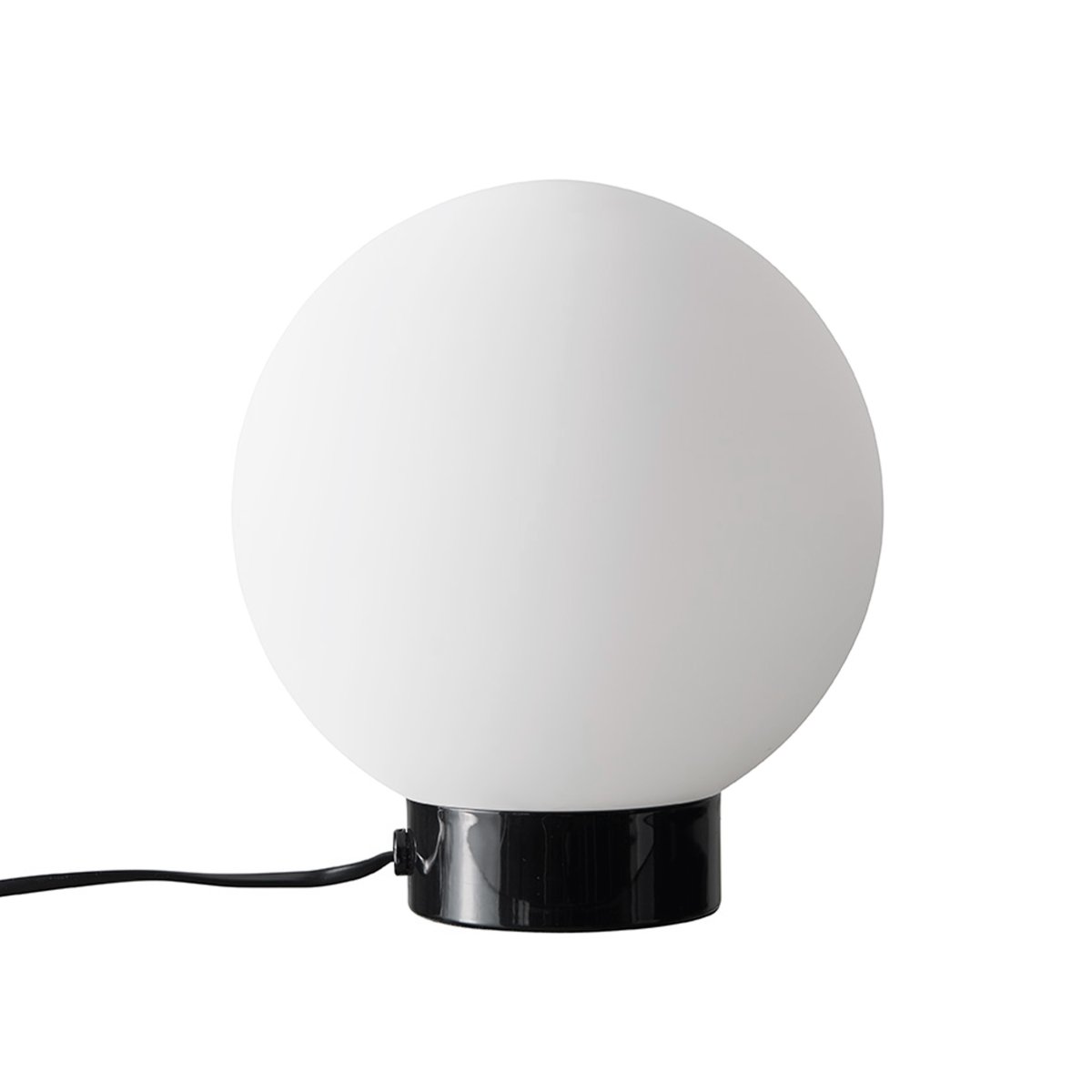 Barcelona 23cm Noir brillant lampe de table De Dyberg Larsen - Barcelona est une lampe simple et élégante avec une base en métal noir brillant et un globe en verre opale dépoli qui diffuse une lumière agréable dans l'environnement.