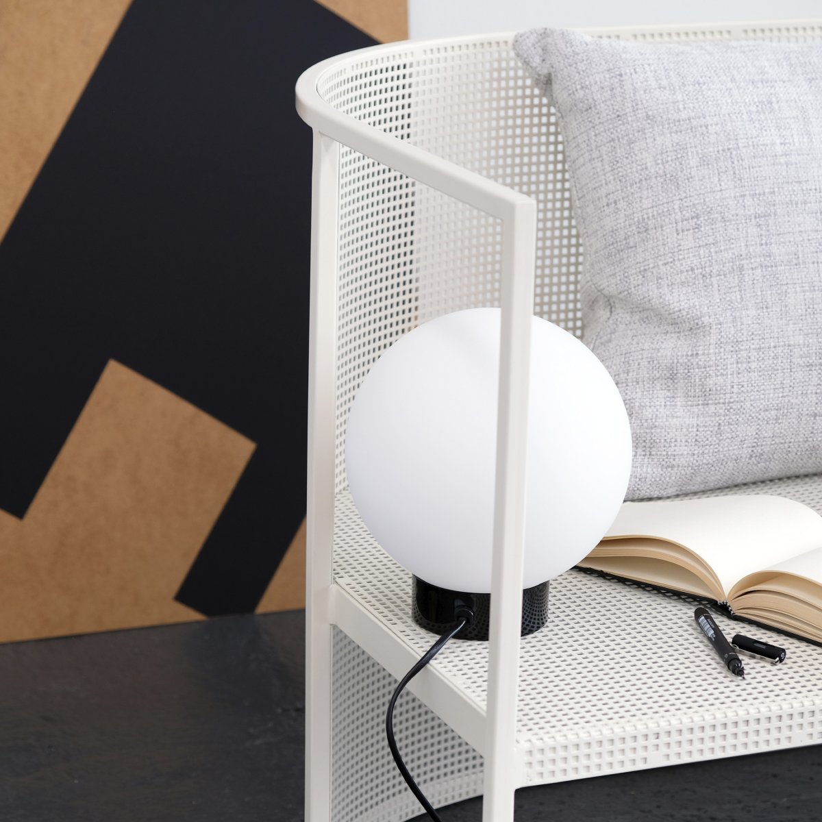 Barcelona 23cm Noir brillant lampe de table De Dyberg Larsen - Barcelona est une lampe simple et élégante avec une base en métal noir brillant et un globe en verre opale dépoli qui diffuse une lumière agréable dans l'environnement.