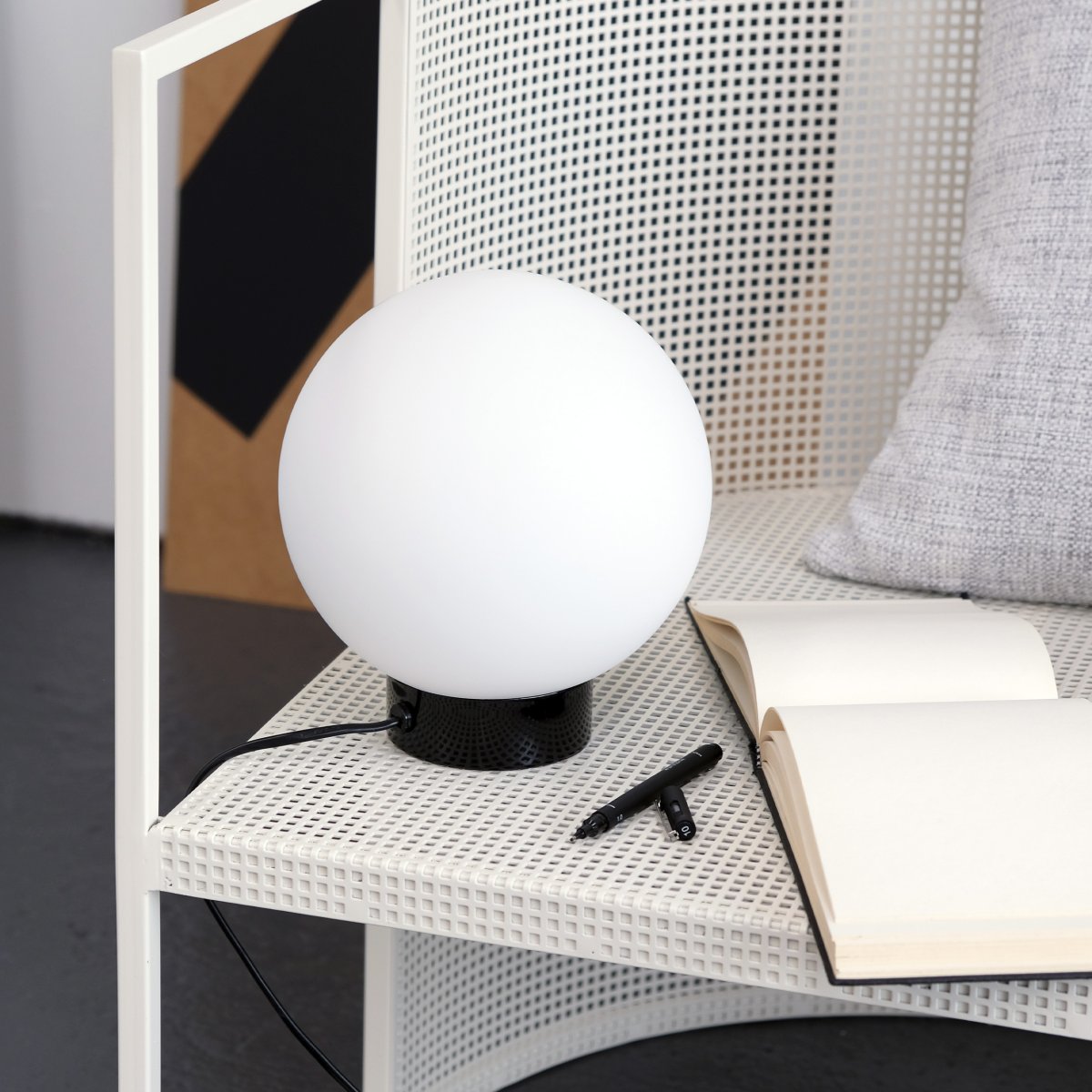 Barcelona 23cm Noir brillant lampe de table De Dyberg Larsen - Barcelona est une lampe simple et élégante avec une base en métal noir brillant et un globe en verre opale dépoli qui diffuse une lumière agréable dans l'environnement.