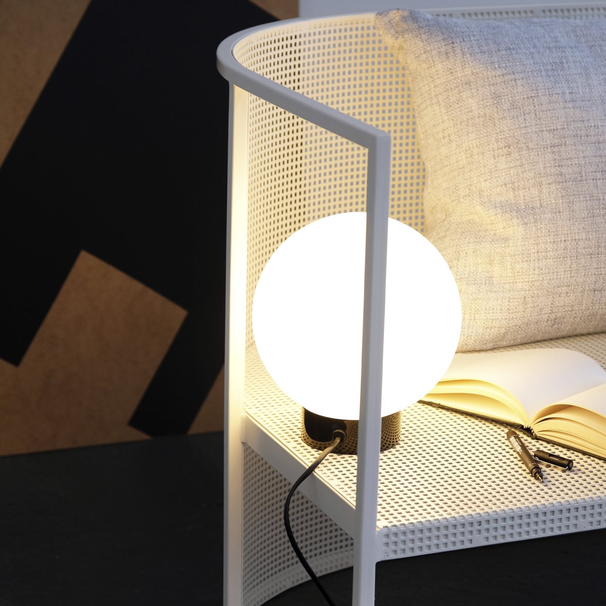 Barcelona 23cm Noir brillant lampe de table De Dyberg Larsen - Barcelona est une lampe simple et élégante avec une base en métal noir brillant et un globe en verre opale dépoli qui diffuse une lumière agréable dans l'environnement.
