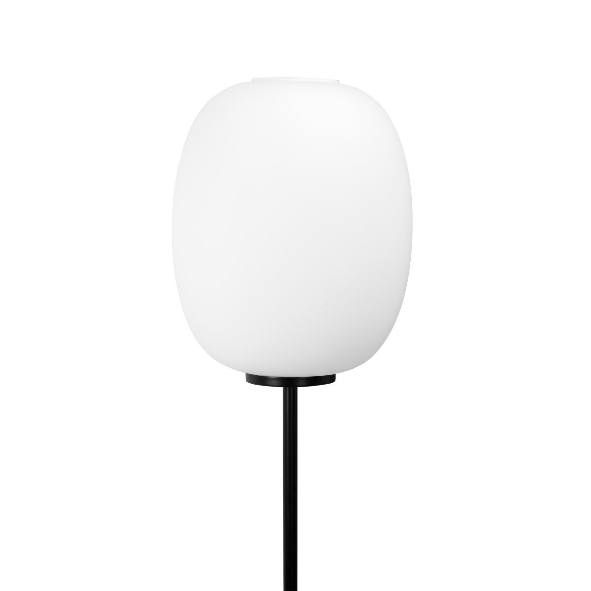 DL39 Noir lampadaire De Dyberg Larsen - Le lampadaire a sa propre expression, avec la base en métal noir contrastant avec le verre opale.
