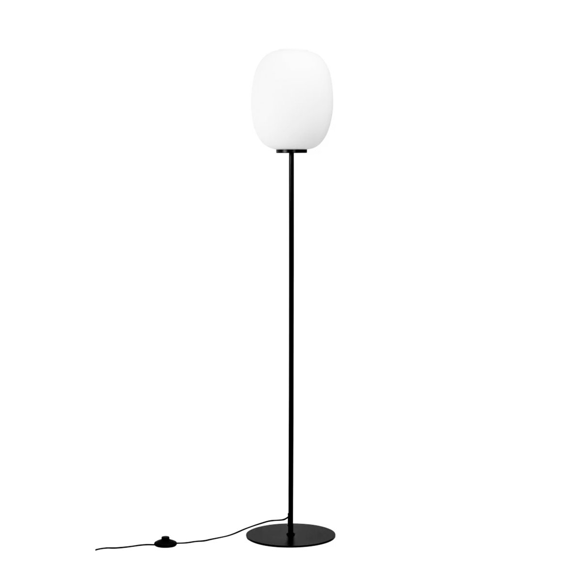 DL39 Noir lampadaire De Dyberg Larsen - Le lampadaire a sa propre expression, avec la base en métal noir contrastant avec le verre opale.