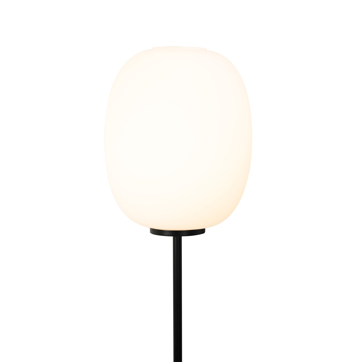 DL39 Noir lampadaire De Dyberg Larsen - Le lampadaire a sa propre expression, avec la base en métal noir contrastant avec le verre opale.