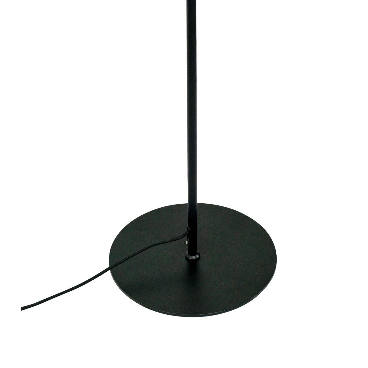 DL39 Noir lampadaire De Dyberg Larsen - Le lampadaire a sa propre expression, avec la base en métal noir contrastant avec le verre opale.