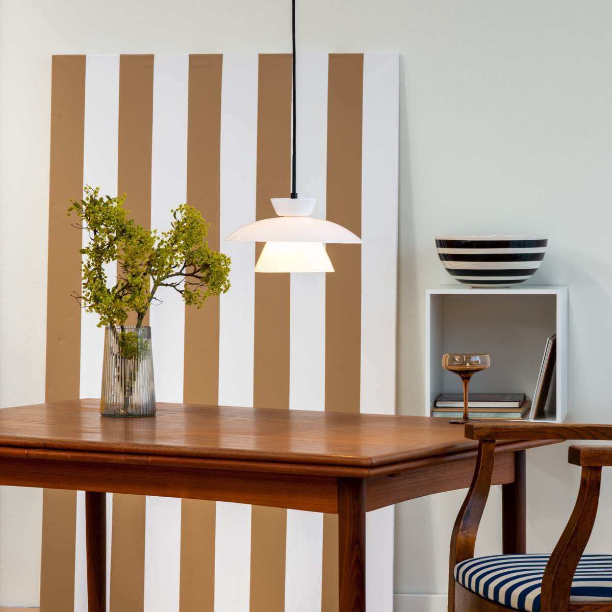 Valby Ø28 Opale suspension De Dyberg Larsen - Le plafonnier Valby Opal est livré avec un câble textile noir de 3 m de long, qui vous donne la possibilité de suspendre la lampe.