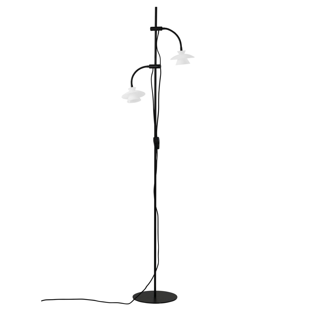 Valby Noir lampadaire De Dyberg Larsen - Le lampadaire Valby en verre opale avec une base en métal noir est une lampe élégante et classique qui s'intègre dans n'importe quelle maison.