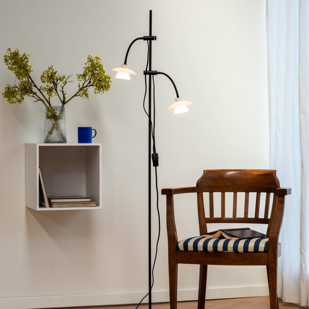 Valby Noir lampadaire De Dyberg Larsen - Le lampadaire Valby en verre opale avec une base en métal noir est une lampe élégante et classique qui s'intègre dans n'importe quelle maison.