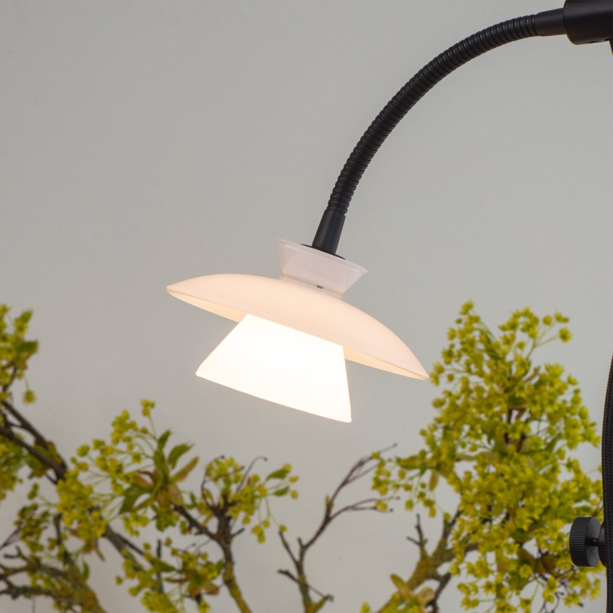 Valby Noir lampadaire De Dyberg Larsen - Le lampadaire Valby en verre opale avec une base en métal noir est une lampe élégante et classique qui s'intègre dans n'importe quelle maison.