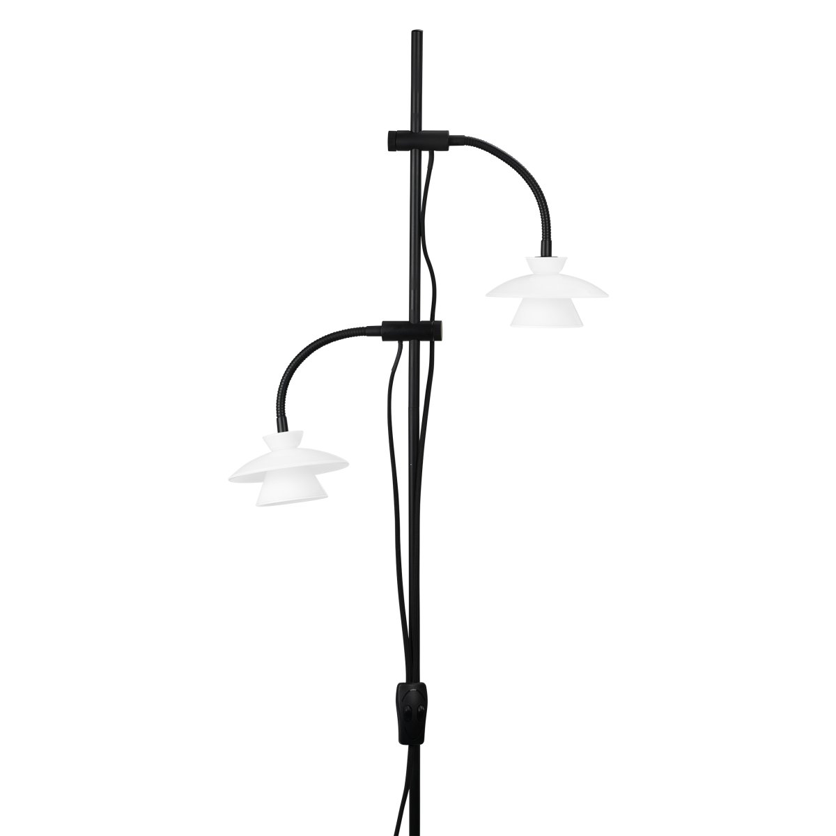 Valby Noir lampadaire De Dyberg Larsen - Le lampadaire Valby en verre opale avec une base en métal noir est une lampe élégante et classique qui s'intègre dans n'importe quelle maison.