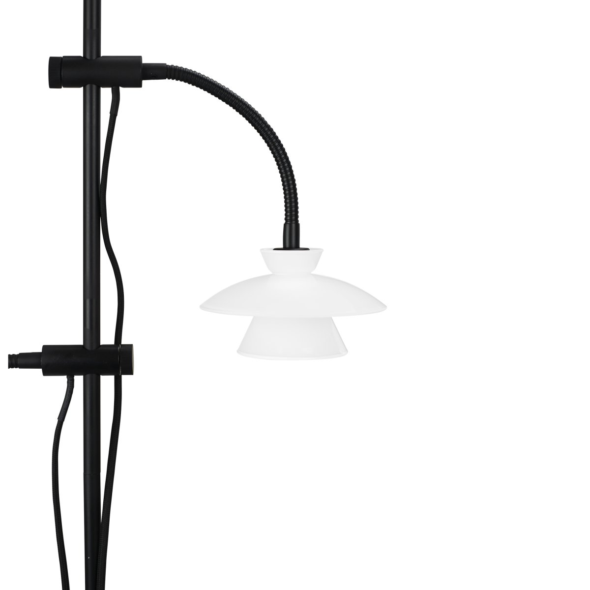 Valby Noir lampadaire De Dyberg Larsen - Le lampadaire Valby en verre opale avec une base en métal noir est une lampe élégante et classique qui s'intègre dans n'importe quelle maison.