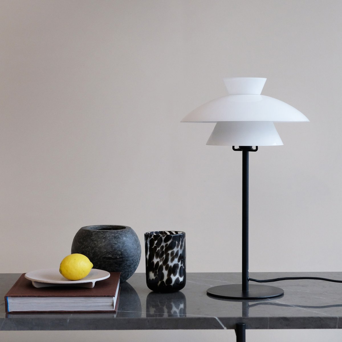 Valby 40cm Noir lampe de table De Dyberg Larsen - Livré avec câble textile noir de 2 m de long et interrupteur d'alimentation.