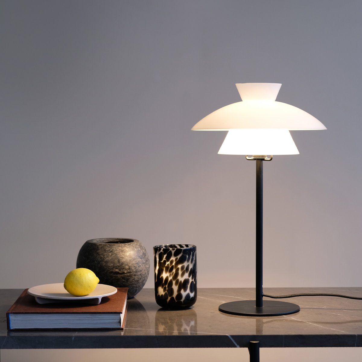 Valby 40cm Noir lampe de table De Dyberg Larsen - Livré avec câble textile noir de 2 m de long et interrupteur d'alimentation.