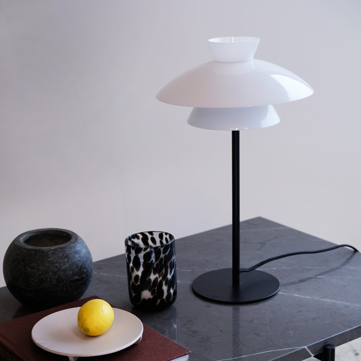 Valby 40cm Noir lampe de table De Dyberg Larsen - Livré avec câble textile noir de 2 m de long et interrupteur d'alimentation.
