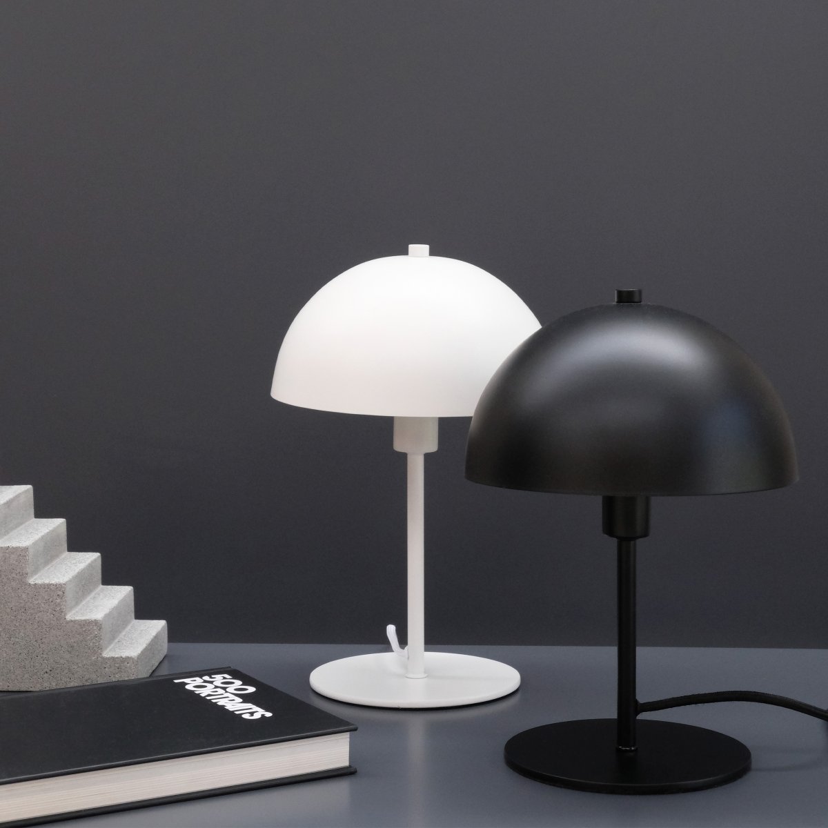 Malmø 30cm Noir lampe de table De Dyberg Larsen - La lampe de table moderne Malm&ouml; ajoute une touche sophistiqu&eacute;e et &eacute;l&eacute;gante &agrave; votre maison.