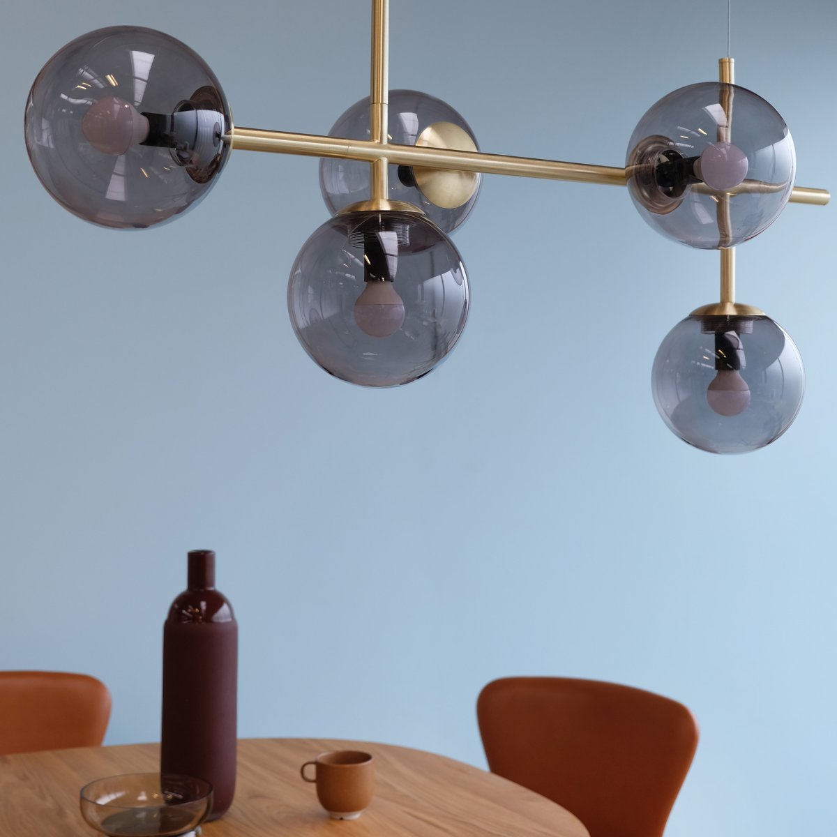 Como 93cm Laiton suspension De Dyberg Larsen - Les beaux détails confèrent à la lampe un caractère unique, la différence de matériau en laiton entre la suspension et la dernière partie de la lampe marquant la transition de la suspension à la lampe.
