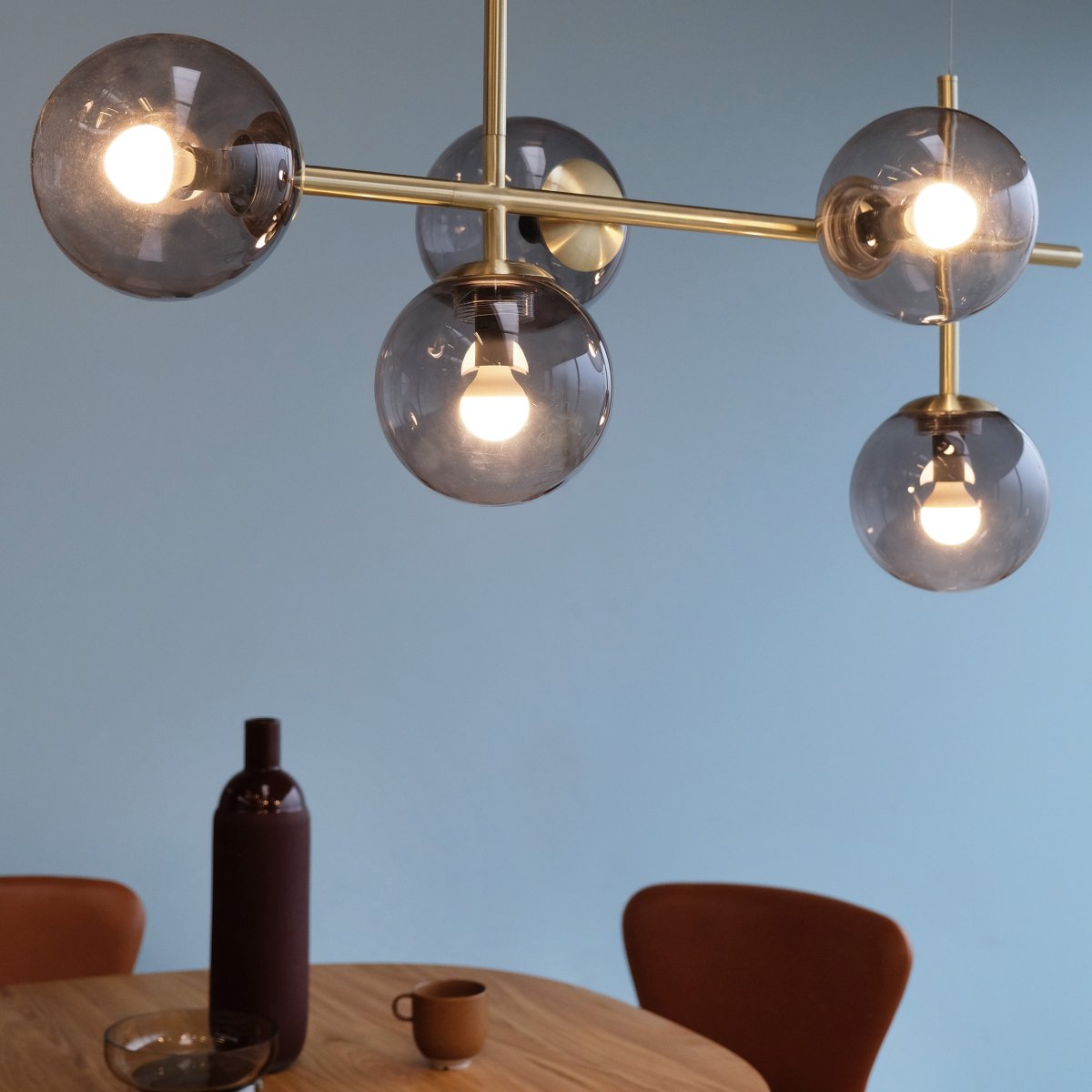Como 93cm Laiton suspension De Dyberg Larsen - Les beaux détails confèrent à la lampe un caractère unique, la différence de matériau en laiton entre la suspension et la dernière partie de la lampe marquant la transition de la suspension à la lampe.