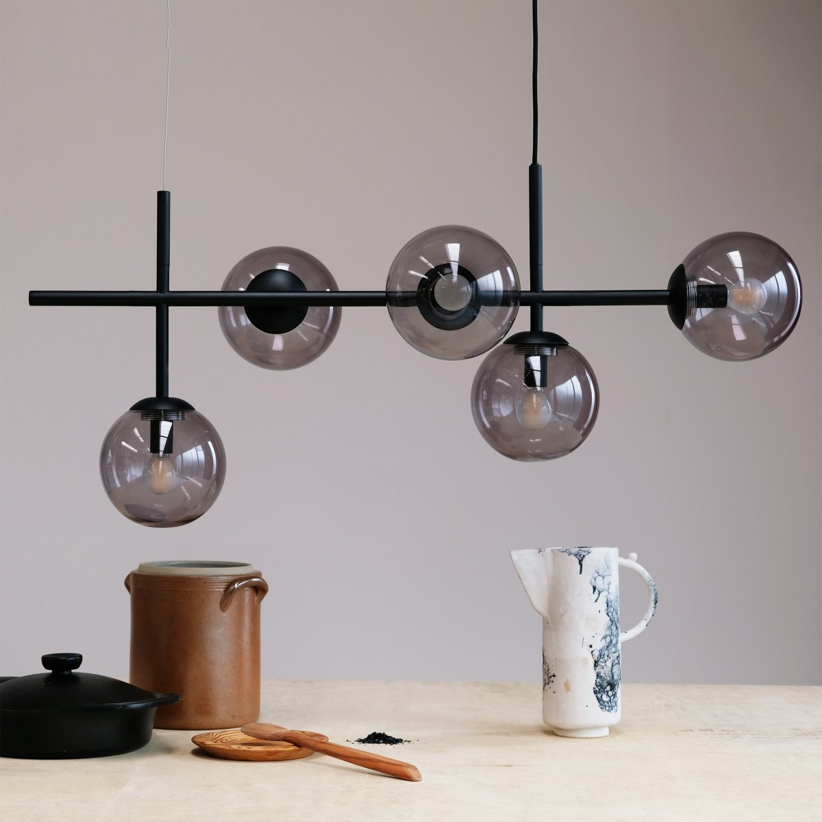 Como 93cm Noir suspension De Dyberg Larsen - Como est une élégante suspension avec de longs bras et cinq abat-jour.