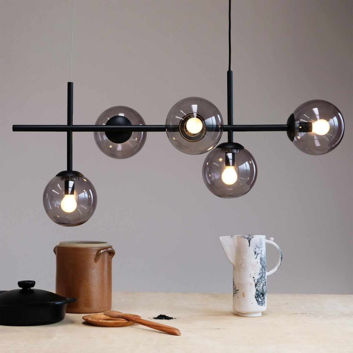 Como 93cm Noir suspension De Dyberg Larsen - Como est une élégante suspension avec de longs bras et cinq abat-jour.