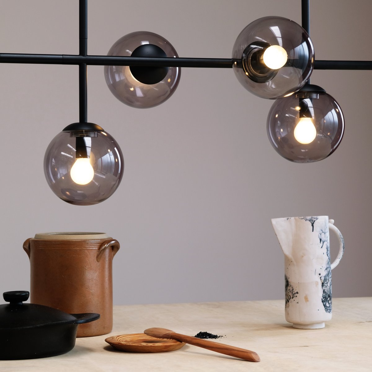 Como 93cm Noir suspension De Dyberg Larsen - Como est une élégante suspension avec de longs bras et cinq abat-jour.