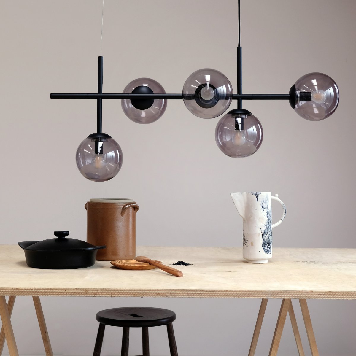 Como 93cm Noir suspension De Dyberg Larsen - Como est une élégante suspension avec de longs bras et cinq abat-jour.